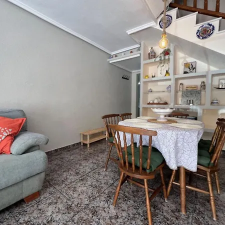 Dom wakacyjny Charming 3-bedroom House With Shared Pool In Punta Prima, Torrevieja *
