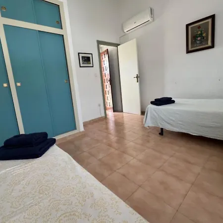 Charming 3-bedroom House With Shared Pool In Punta Prima, Torrevieja بيت للعطل