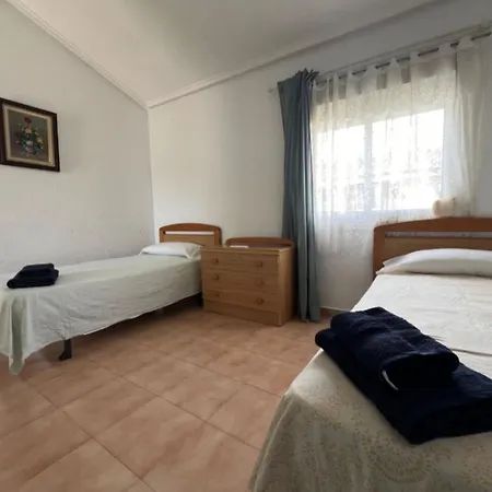بيت للعطل Charming 3-bedroom House With Shared Pool In Punta Prima, Torrevieja *