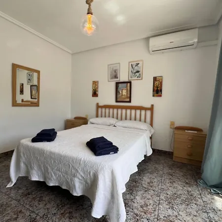 بيت للعطل Charming 3-bedroom House With Shared Pool In Punta Prima, Torrevieja *