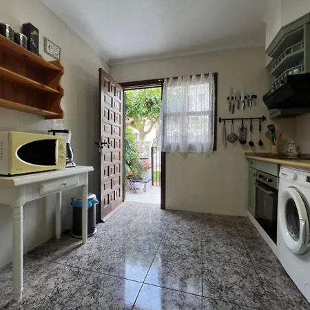 Charming 3-bedroom House With Shared Pool In Punta Prima, Torrevieja بيت للعطل