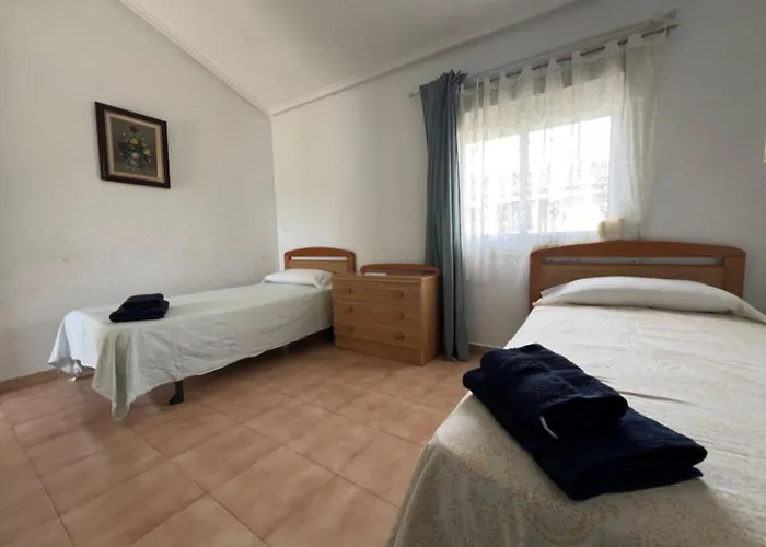Dom wakacyjny Charming 3-bedroom House With Shared Pool In Punta Prima, Torrevieja *