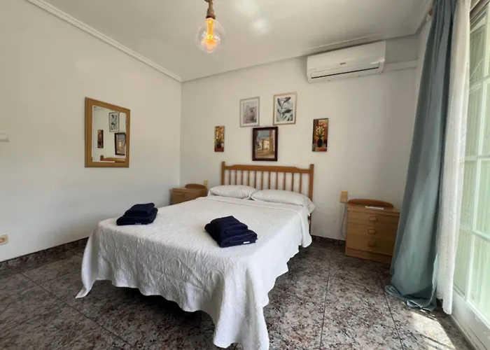 Dom wakacyjny Charming 3-bedroom House With Shared Pool In Punta Prima, Torrevieja *